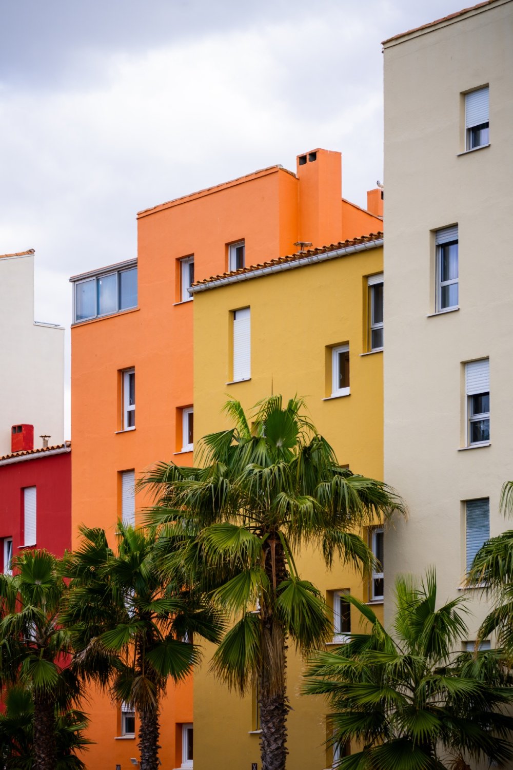 Couple préparant une vente immobilière